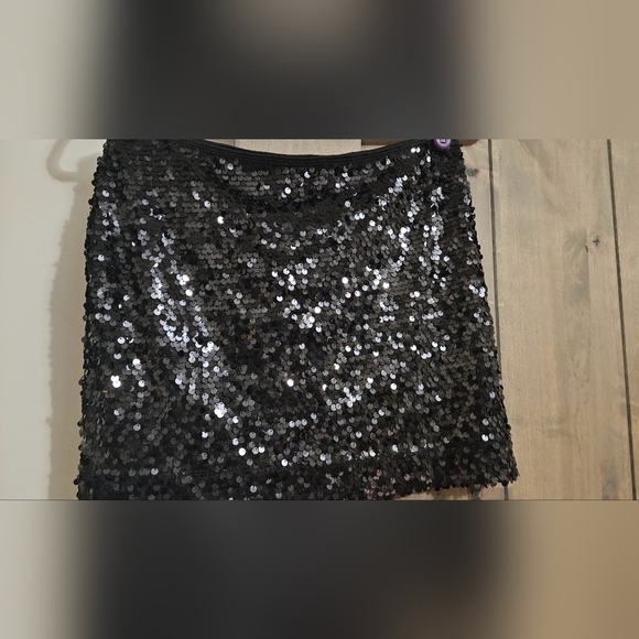 EXPRESS Black sequin mini skirt. Size small NWT - Picture 3 of 7